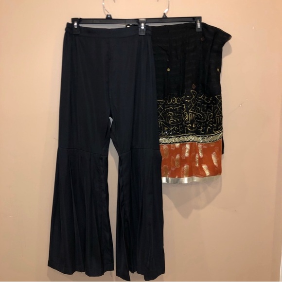 3 pc black gold & orange gharara
shoulder to hem: 37.5”
Pit to pit 22”
Pant 42” - Picture 4 of 7